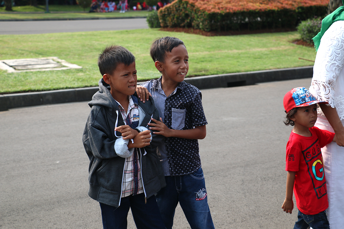 Children at the National Monument in Jakarta fascinated by a group of the University of Queensland students.