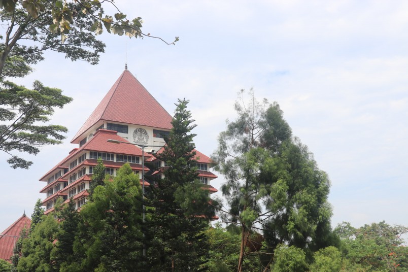 The grounds of Universitas Indonesia, where huge trees stand amongst the buildings and lakes 
